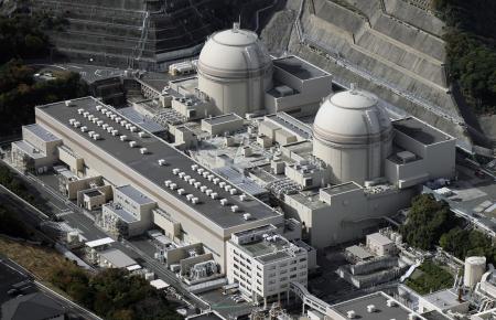 関西電力大飯原発の３号機（右）、４号機＝福井県おおい町