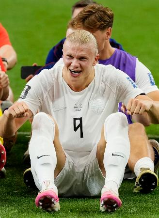 決勝トーナメント１回戦でコートジボワールに勝利し、「バイキング・ロー」を披露するノルウェーのハーランド＝６月、ダラス（共同）