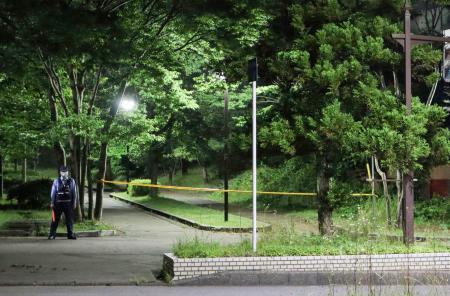 男が立てこもった秋田市の市営住宅付近＝１４日未明
