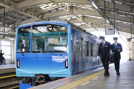 　２０２４年２月、ＪＲ鶴見駅に停車する水素ハイブリッド電車「ＨＹＢＡＲＩ」