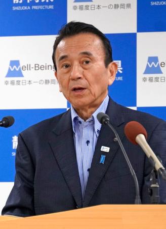 記者会見する静岡県の鈴木康友知事＝１４日午後、静岡県庁