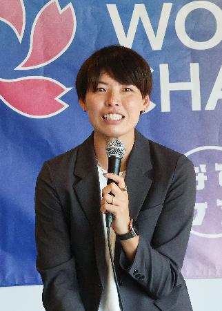 報告会で説明するサッカー女子日本代表の熊谷紗希＝１４日、東京都内