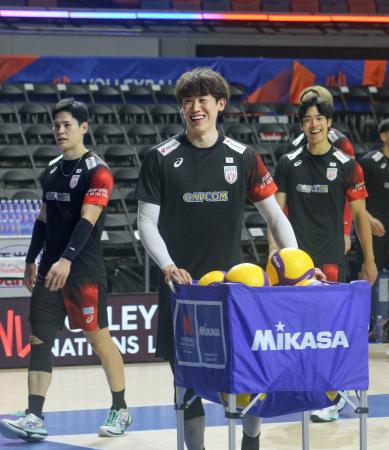 調整で笑顔を見せるバレーボール男子日本代表の石川（手前）ら＝Ａｓｕｅアリーナ大阪