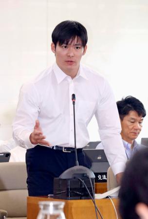 福井県議会の予算決算特別委員会で答弁する石田嵩人知事＝１４日午前