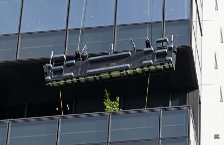 高層ビル「ザ・ランドマーク名古屋栄」で動かなくなった清掃用のゴンドラ＝１４日午後４時５６分、名古屋市中区