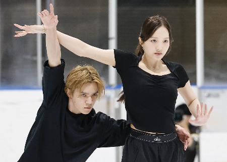 練習を公開したアイスダンスの本田真凜（右）、宇野昌磨組＝東京辰巳アイスアリーナ