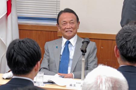 新人議員研修会に出席した自民党の麻生副総裁＝１４日午後、東京・永田町の党本部