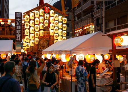 祇園祭の「宵々々山」を迎え、山鉾を見物する人たちでにぎわう京都市中心部＝１４日夕