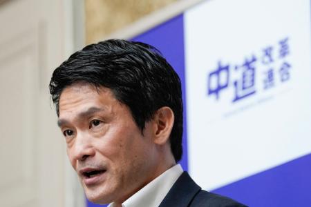 　記者会見する中道改革連合の小川代表＝１４日午後、国会