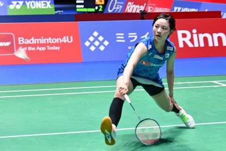女子シングルス１回戦でプレーする宮崎友花＝東京体育館