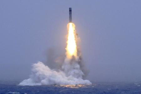 ６日、中国軍が行った、原子力潜水艦から太平洋に向けて模擬弾頭１発を搭載した戦略ミサイルを発射する実験（新華社＝共同）