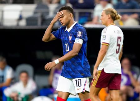 フランス―スペイン 後半、FKを外し悔しがるフランスのエムバペ(左)=ダラス(共同)