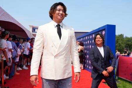 大リーグのオールスターでレッドカーペットに登場したホワイトソックスの村上宗隆=14日、フィラデルフィア(AP=共同)
