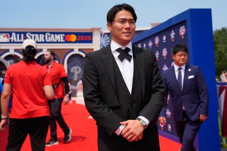 大リーグのオールスターでレッドカーペットに登場したドジャースの山本由伸=14日、フィラデルフィア(AP=共同)
