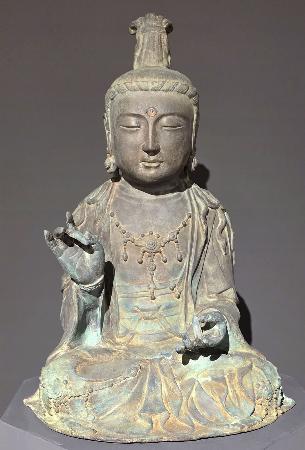 韓国の忠清南道歴史博物館が公開した「観音菩薩座像」の複製＝１４日、公州（共同）