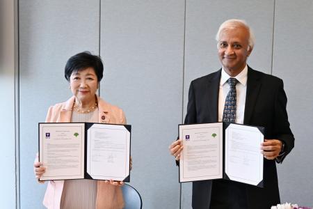 米ニューヨーク大との合意書に署名した東京都の小池百合子知事（左）＝１４日、ニューヨーク（共同）　