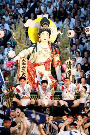 博多祇園山笠の「追い山笠」で、櫛田神社の境内を駆け抜ける「大黒流」の舁き山笠=15日早朝、福岡市