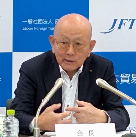 記者会見する日本貿易会の岡藤正広会長＝１５日、東京都千代田区
