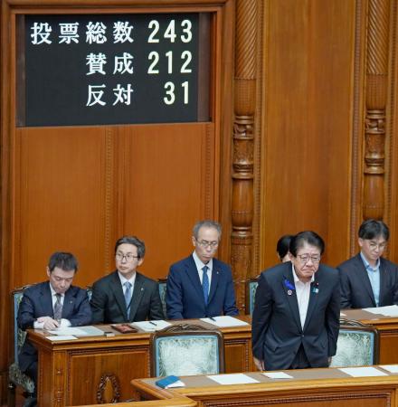 参院本会議で改正下水道法などの関連法が可決、成立し一礼する金子国交相（手前）＝１５日午後