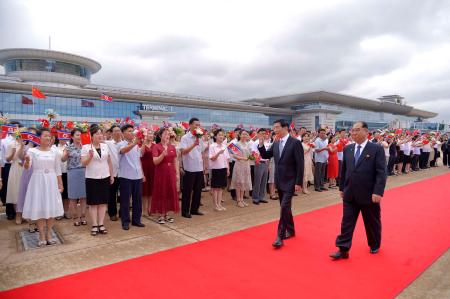 平壌国際空港に到着し、歓迎される中国共産党序列4位の王滬寧・人民政治協商会議主席(手前左)=15日(共同)