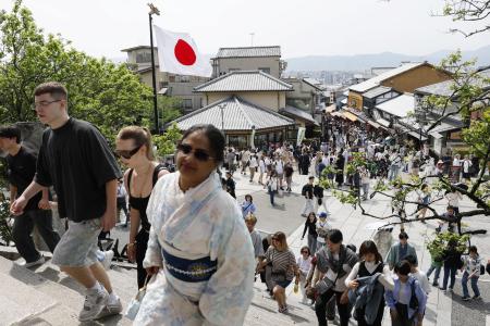 京都・清水寺周辺で観光を楽しむ訪日客ら＝５月