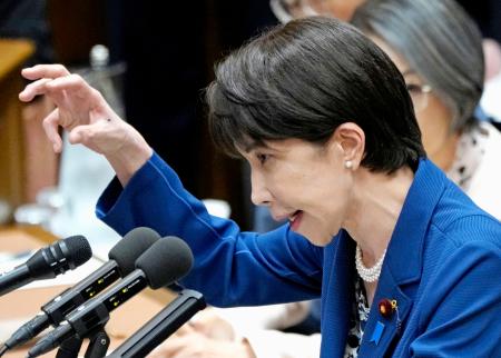 党首討論で答弁する高市首相＝１５日午後、国会