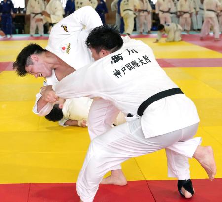強化合宿で練習する柔道男子９０キロ級の村尾三四郎（左）＝天理大