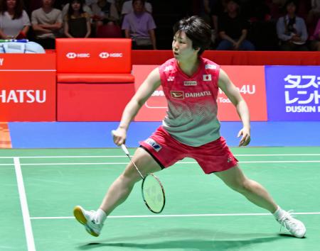 女子シングルス１回戦でプレーする山口茜＝東京体育館