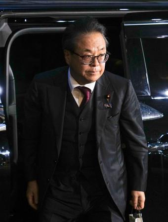 安倍元首相をしのぶ会合に向かう、世耕弘成衆院議員=15日夜、東京都千代田区