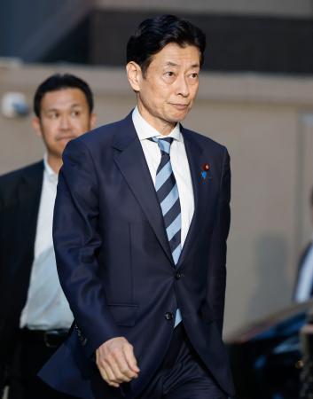 安倍元首相をしのぶ会合に向かう、自民党の西村選対委員長=15日夜、東京都千代田区