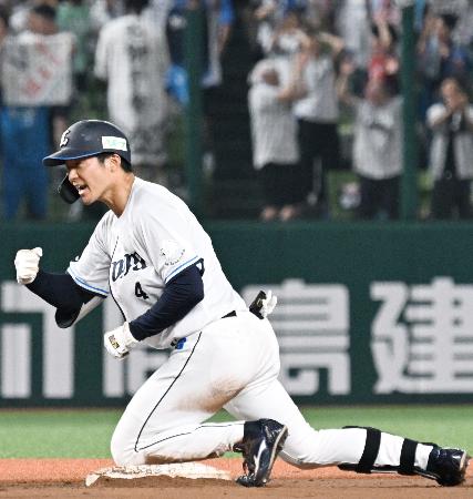 ７回西武２死二、三塁、決勝の２点打を放ちガッツポーズする石井＝ベルーナドーム