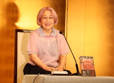 直木賞に決まり、記者会見する朝倉かすみさん=7月15日夜、東京都内