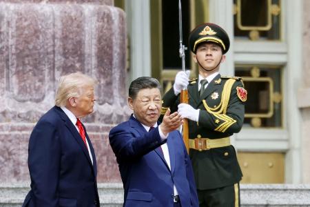 北京の人民大会堂で歓迎式典に臨むトランプ米大統領（左）と中国の習近平国家主席＝５月１４日（共同）