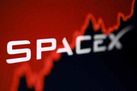 株価のグラフと米スペースＸのロゴ＝６月５日（ロイター＝共同）