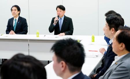 社会保障国民会議の実務者会議であいさつする自民党の小野寺税調会長（左から２人目）＝１６日午前、国会