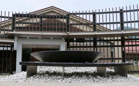 新たに犠牲者の名前が刻まれた「津久井やまゆり園」の献花台＝１６日午前、相模原市緑区