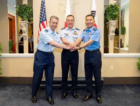 １５日、米国で記念撮影する内倉浩昭統合幕僚長（中央）、米軍のケイン統合参謀本部議長（左）、韓国軍の陳永承合同参謀本部議長（防衛省統合幕僚監部提供）