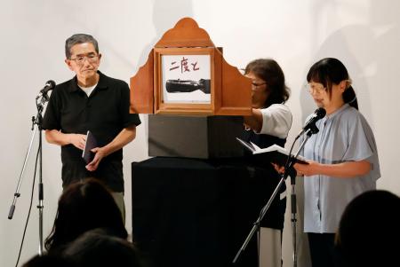 公演で紙芝居を披露する「オリーブ協会」のメンバー＝６月、茨城県笠間市