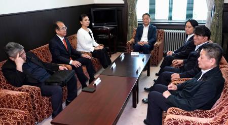 会談に臨む参院の野党国対委員長ら=16日午前、国会