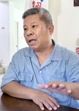 取材に応じるミャンマーのパオ民族連邦評議会のクンミントゥン議長＝２日、タイ北部チェンマイ（共同）