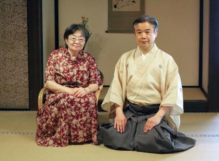 冷泉家住宅で取材に応じる冷泉貴実子さん（左）と味方玄さん＝１６日午前、京都市上京区