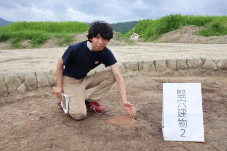 上御殿遺跡で見つかった炉の跡＝１３日、滋賀県高島市