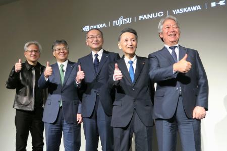 記者会見で写真に納まる（左から）米エヌビディアのジェンスン・フアンＣＥＯ、富士通の時田隆仁社長ら＝１６日午後、東京都内