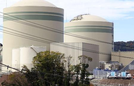関西電力高浜原発２号機（右）
