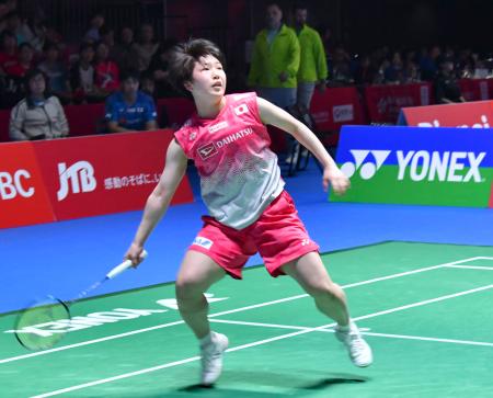 女子シングルス２回戦でプレーする山口茜＝東京体育館