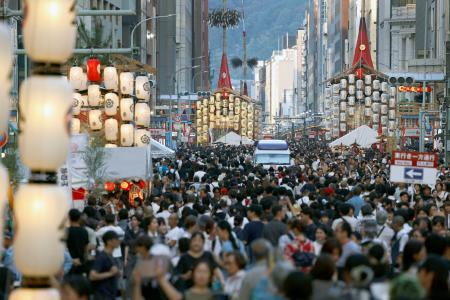 祇園祭の「宵山」を迎え、見物客でにぎわう京都・四条通＝１６日夕