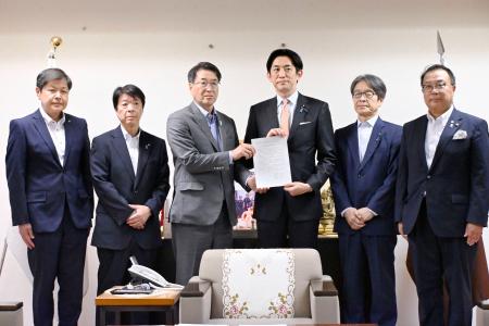 自民党の小林政調会長（右から３人目）に要望書を手渡す新潟市の中原八一市長＝１６日午後、東京・永田町の党本部