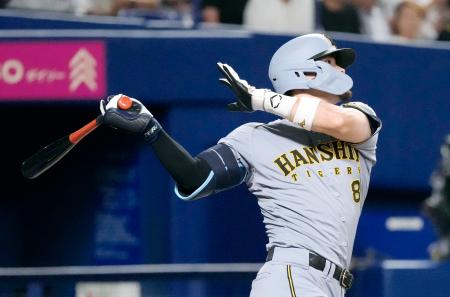 ７回阪神無死一塁、佐藤が右中間に２ランを放つ＝バンテリンドーム