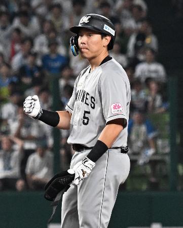 ８回、決勝の２点二塁打を放ち、ガッツポーズするロッテ・安田＝ベルーナドーム