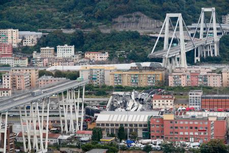 崩落したイタリア・ジェノバの高速道路高架橋＝２０１８年８月（ＡＰ＝共同）